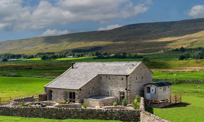 Yockenthwaite Cottage | GUNNER LODGE, family friendly, with hot tub in Chapel-Le-Dale