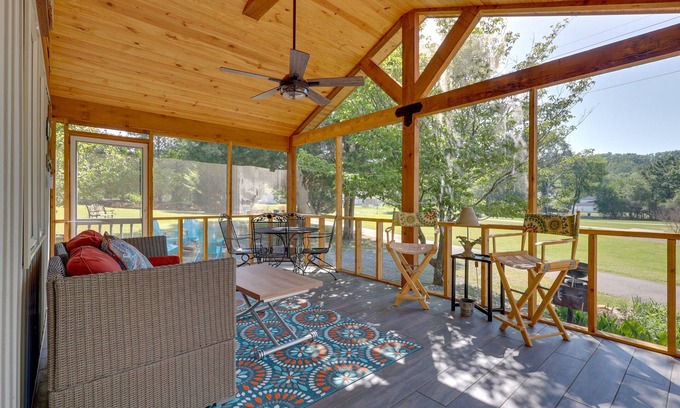 Groveoak Apartment | Guntersville Lake Home w/Deck & Covered Boat Slip