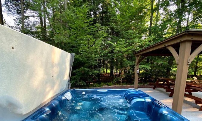 Blakeslee House | GWA106-NEW POCONOS HOME! GAMEROOM, SAUNA AND A HOT TUB! PLENTY OF ROOM FOR ALL