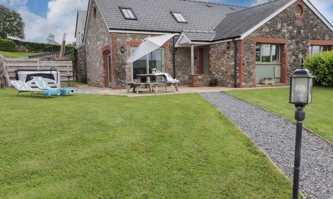Golden Grove House | GWENNOL COTTAGE, pet friendly, character holiday cottage in Llandeilo