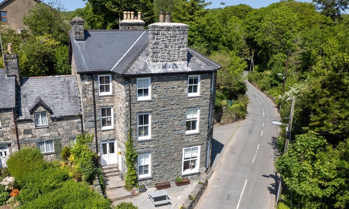Llanbedr House | GWYNFRYN HOUSE, pet friendly, character holiday cottage in Llanbedr