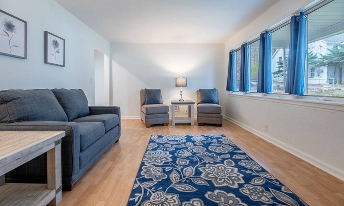 Peoria Heights House | Gym Membership & Breakfast! Quiet Street with Deer Sightings!