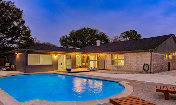 Clodine House | H-Town Pool House Arcade Pool Table 2 King BD HBO Max 6 Beds