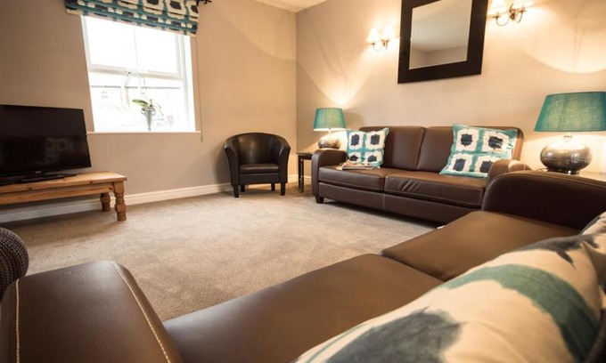 Holestone Moor House | Haddon Cottage - Darwin Lake Holiday Village