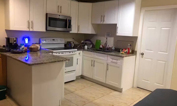 Vancouver South Apartment | Haidy's House- Bmt room 1(ensuite bathroom)