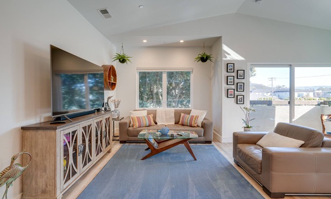 Half Moon Bay House | Half Moon Bay Vacation Rental: 1 Mile to Beach!