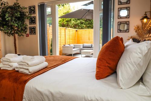 Eastbourne Apartment | Half Moon Luxury One bedroom - Spacious APT Romantic Getaway with a hot tub, 5 min away from Eastbourne centre , free parking