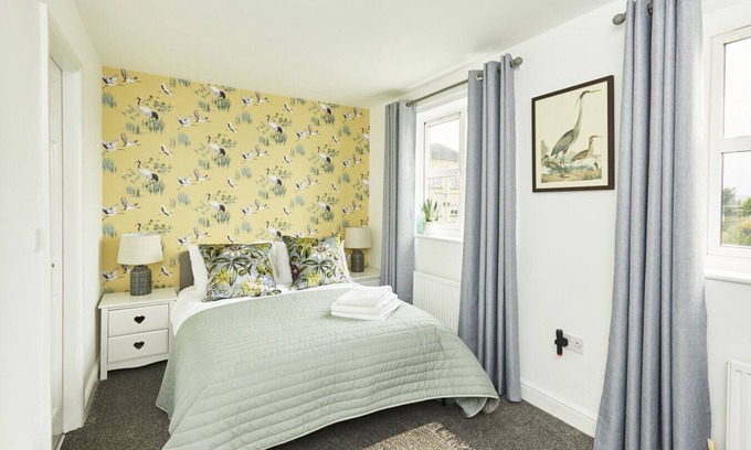 Halifax House | Halifax+Piece Hall 4 min| Parking | Pets OK|Garden