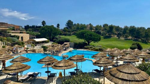 Saint-Cyr-sur-Mer Apartment | Hameau des amandiers-vue mer & golf