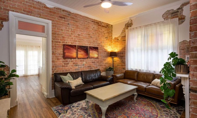 Hamilton House | Hamilton Hideaway Pet Friendly near Eateries and Entertainment