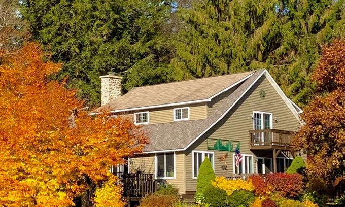 Hamilton House | Hamilton Lake Moraine 4 BR Waterfront Retreat w/2 Master Suites Colgate Visits