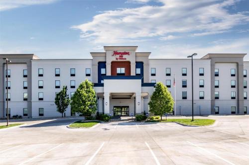 West Omaha Hotel | Hampton Inn Omaha/West Dodge Road, Old Mill