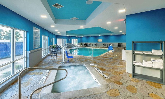Cleburne Hotel | Hampton Inn & Suites Cleburne