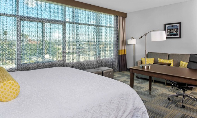 Hollywood Hotel | Hampton Inn & Suites Los Angeles/Hollywood