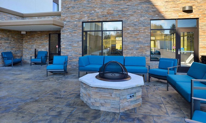East Greenbush Hotel | Hampton Inn & Suites Albany-East Greenbush
