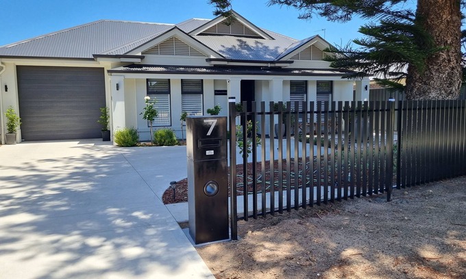 Goolwa North Apartment | Hampton on Washington - FREE Wi-Fi and Netflix