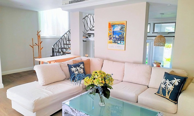 Northbridge House | Hampton Style 3 bedrooms, wet-bar and outdoor area