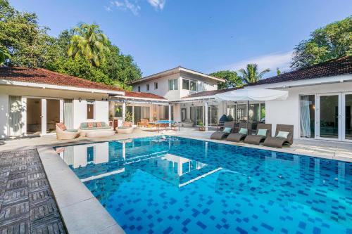 Awas Villa | Hamptons Charm by StayVista Luxury 5BR with Pool, lawn & table tennis