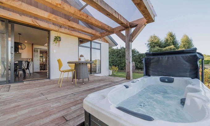 Prebbleton House | Hamptons Retreat - 1BR with Hot Tub and Fireplace