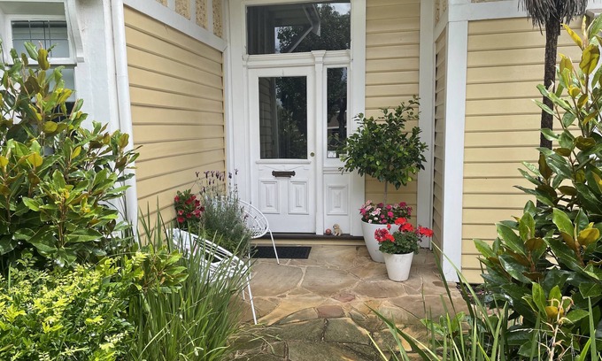 Sandringham House | Hamptons vibe. Iconic Village, Train, Beach, Bars/Restaurants a 5 Minute walk!