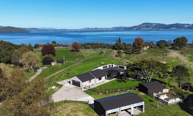 Hamurana House | Hamurana Lakeview Farmhouse Luxury Retreat Hot Tub, Hamurana Luxury Lakeview Farmhouse w/animals an