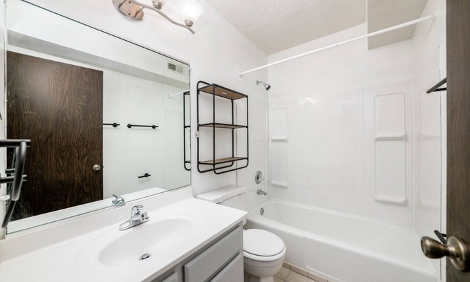 Northwest Columbus Apartment | Hancock Park Apartment - Riverside & OSU - 1BR with Parking