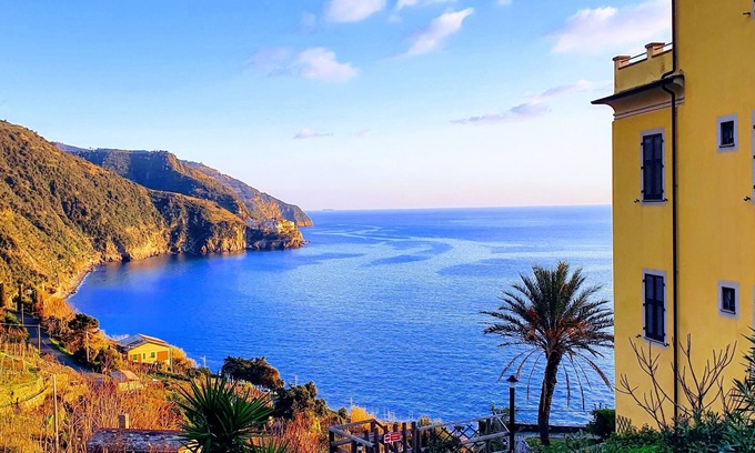 Corniglia Apartment | Hanging Garden with Air Conditioning
