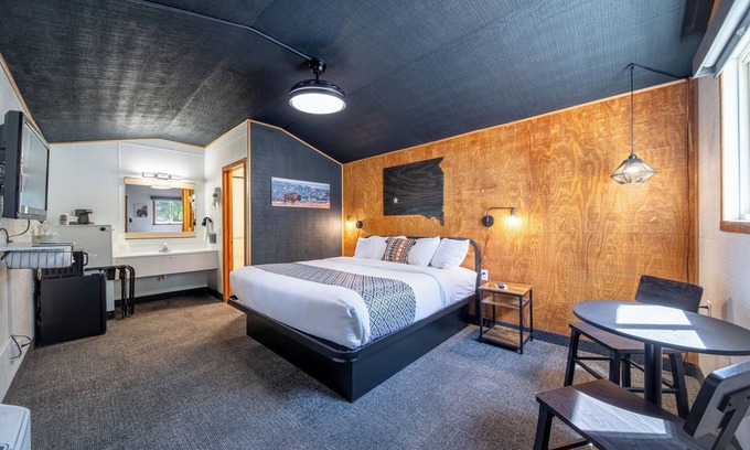 Pinnacles Entrance Badlands Hotel | Hansen Inn & Cabins, Cabin, Single King, Dog Friendly, No Smoking