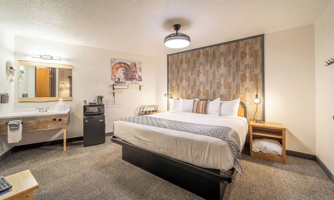 Pinnacles Entrance Badlands Hotel | Hansen Inn & Cabins, Room, Single King, Second Floor, No Smoking, No Pets