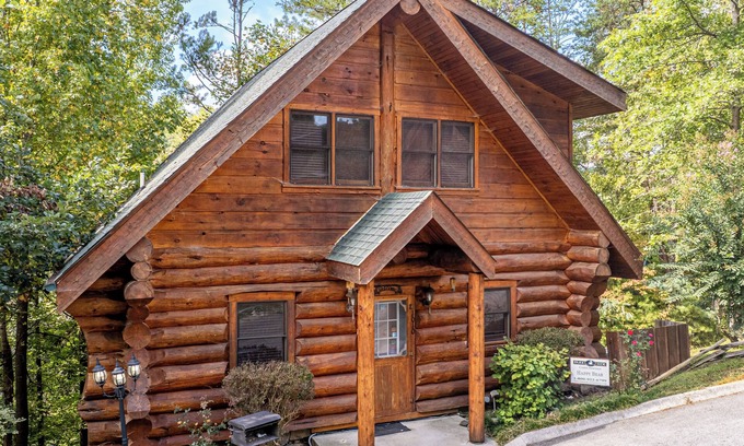 Black Bear Falls Cabin | Happy Bear: Perfect Cabin to Keep the Whole Family Happy, Only Minutes from Downtown Gatlinburg!