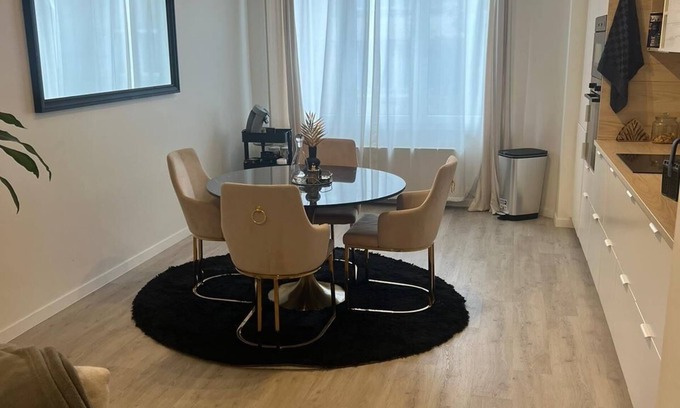 Sint-Pieters-Woluwe Apartment | Happy family