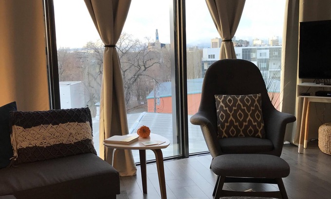 Winnipeg Condo | "Happy House" Theatre and Exchange District, Minutes To Downtown, Free Parking