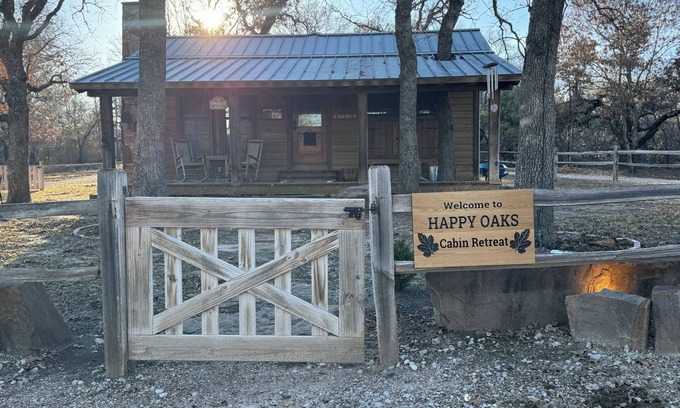 Fort Worth Cabin | Happy Oaks Cabin Retreat on stunning acreage with trees, ponds, walking trails.