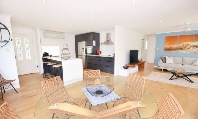 Avoca Beach House | "Happy Ours" - Walking Distance to Shops & Beach