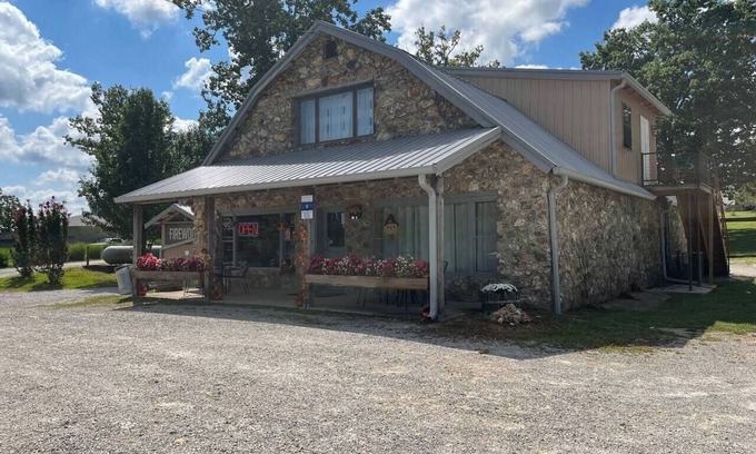 Hartshorn House | Happy’s Trout Loft - 0.5 Miles from Montauk