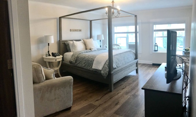 Sackets Harbor Hotel | Harbor House Inn