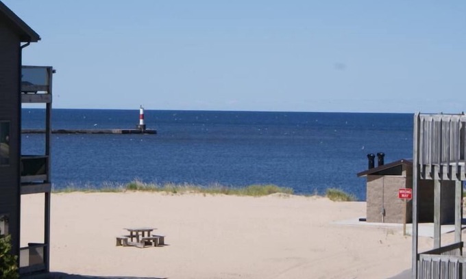 Frankfort Hotel | Harbor Lights Resort