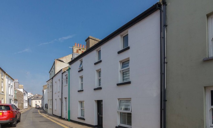 Castletown Cottage | Harbour Hideaway - a holiday cottage that sleeps 6 guests in 3 bedrooms