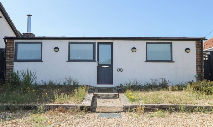 Pagham Cottage | HARBOUR ROAD QUIRKY BEACH RAILWAY CARRIAGES, with a garden in Pagham