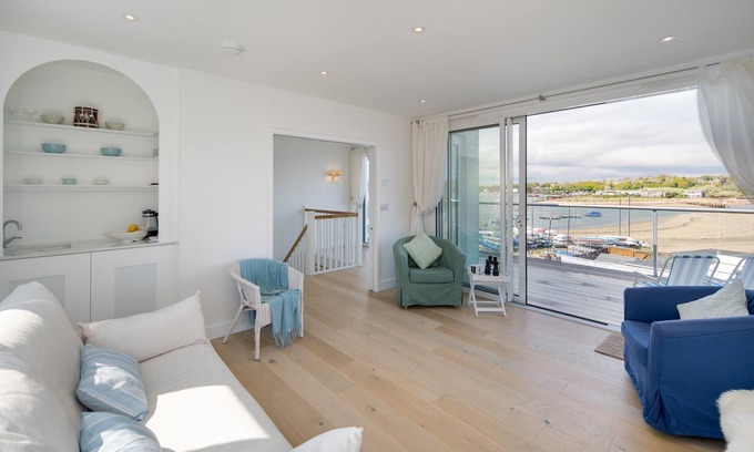 Bembridge House | Harbour Strand - sleeps 6 guests in 3 bedrooms