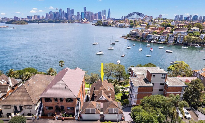Cremorne Point House | Harbourfront Haven –4BR Retreat with Stunning Views of Sydney’s Iconic Landmarks