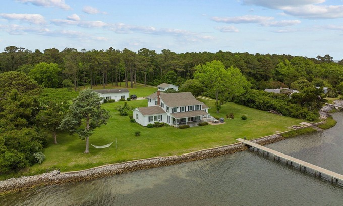 Gloucester House | Harolds House-Sound Front Home with Dock