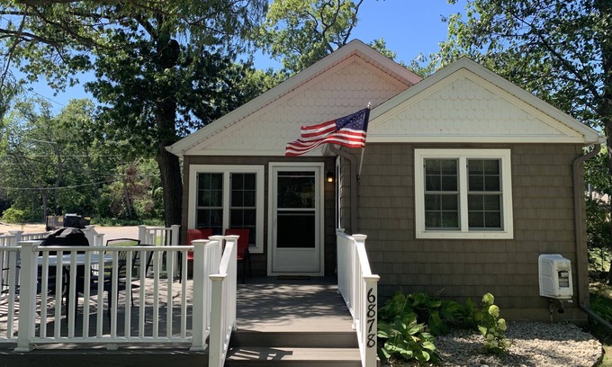 Caseville Cottage | Harper’s Hangout- Cute, cozy Caseville cottage!