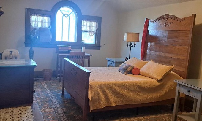 Terre Haute Bed & Breakfast | Harriott House, The Gallery Forest Room