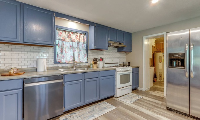 Harrison Cottage | Harrison Getaway w/Yard & Parking: Near Fishing