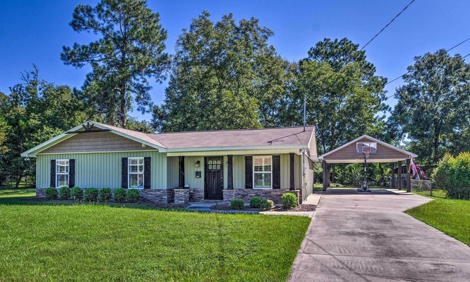 Hartford House | Hartford Home w/ Updated Interior & Backyard!