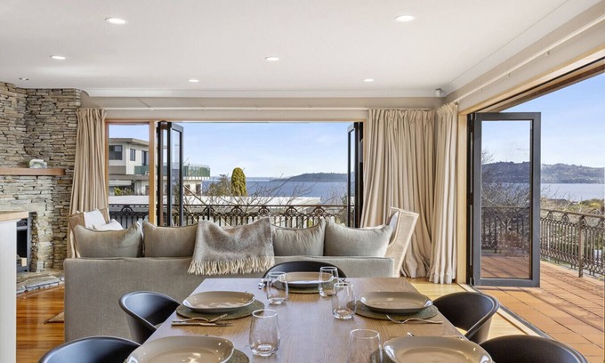 Waipahihi House | Harvey Lake House - stylish comfort with lake views