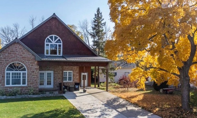 Hastings House | Hastings Haven-Spacious house, waterfront view, public beach, hot tub, & kayaks!