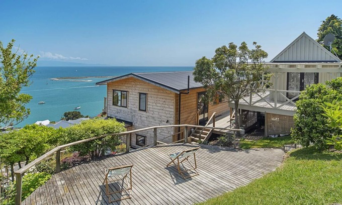 Stepneyville House | Haulashore Views - Nelson Waterfront Vacation Home