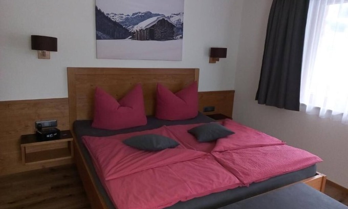 Flirsch Hotel | Haus Alpenflora - Triple room with balcony
